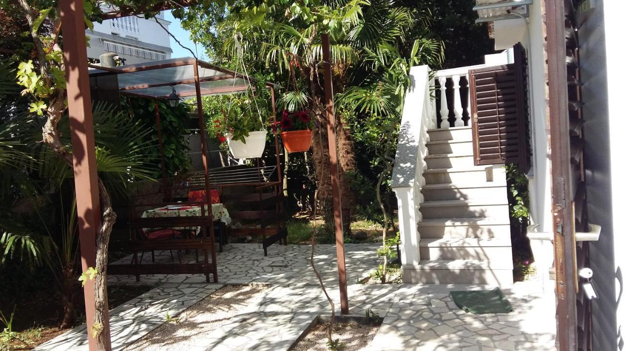 Apartments Karmelic Malinska Exterior photo