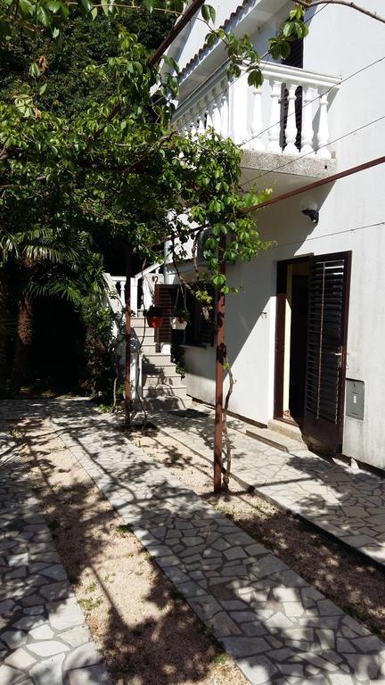 Apartments Karmelic Malinska Exterior photo